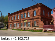 Двухэтажный кирпичный жилой дом купцов Столбовых. Памятник архитектуры конца XIX века. Угличская улица, 16/2. Город Мышкин. Ярославская область (2010 год). Редакционное фото, фотограф lana1501 / Фотобанк Лори