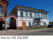 Двухэтажное кирпичное здание дореволюционной постройки. Бывший жилой дом Столбовых. Улица Ленина, 6. Город Мышкин. Мышкинский район. Ярославская область. Россия (2010 год). Редакционное фото, фотограф lana1501 / Фотобанк Лори