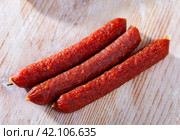 Appetizing tyrolean sausages on wooden table. Стоковое фото, фотограф Яков Филимонов / Фотобанк Лори