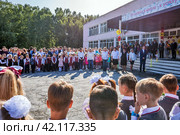 Ученики и родители на школьной линейке 1 сентября. Бердск, Новосибирская область, Западная Сибирь. (2019 год). Редакционное фото, фотограф Евгений Мухортов / Фотобанк Лори