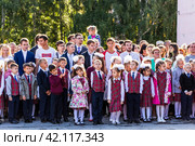 Ученики и родители на школьной линейке 1 сентября. Бердск, Новосибирская область, Западная Сибирь. (2019 год). Редакционное фото, фотограф Евгений Мухортов / Фотобанк Лори