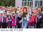 Ученики и родители на школьной линейке 1 сентября. Бердск, Новосибирская область, Западная Сибирь. (2019 год). Редакционное фото, фотограф Евгений Мухортов / Фотобанк Лори