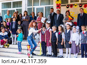 Ученики и родители на школьной линейке 1 сентября. Бердск, Новосибирская область, Западная Сибирь. (2019 год). Редакционное фото, фотограф Евгений Мухортов / Фотобанк Лори