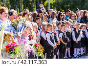 Ученики и родители на школьной линейке 1 сентября. Бердск, Новосибирская область, Западная Сибирь. (2019 год). Редакционное фото, фотограф Евгений Мухортов / Фотобанк Лори