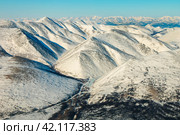 Вид сверху на зимние заснеженный сопки Магаданской области. Стоковое фото, фотограф Сергей Крамарев / Фотобанк Лори