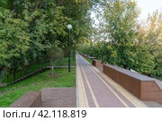 Москва. Парк «Берег реки Сходни», дорожки, набережная (2019 год). Редакционное фото, фотограф Александр К / Фотобанк Лори