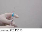 The doctor holds a syringe with medicine in his hands. Стоковое фото, фотограф Evgenii Predibailo / Фотобанк Лори
