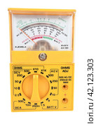 Желтый стрелочный мультиметр на белом фоне. Yellow arrow multimeter on a white background. Стоковое фото, фотограф Татьяна Д / Фотобанк Лори