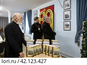 Епископ Балашихинский и Орехово-Зуевский Николай осматривает выставку по истории храма (2024 год). Редакционное фото, фотограф Дмитрий Неумоин / Фотобанк Лори