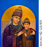 Портрет царицы Сююмбике с маленьким сыном Утямыш-Гиреем. Татарская национальная галерея в мусульманском зале.  Храм Всех религий. Город Казань (2023 год). Редакционное фото, фотограф Александр Тараканов / Фотобанк Лори