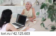 Elderly woman meeting financial advisor for investment at home. Стоковое видео, видеограф Яков Филимонов / Фотобанк Лори