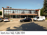 Парковка у проходной НПП "Исток" в городе Фрязино, Московская область. Parking in front of the entrance checkpoint of Istok State Scientific Production. Sunny summer view. (2020 год). Редакционное фото, фотограф Александр Кузнецов / Фотобанк Лори
