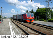 Электричка ЭД9М на станции Павелец в Рязанской области. ED9M suburban train in railway station Pavelets 1 Tulsky. Sunny summer view. (2021 год). Редакционное фото, фотограф Александр Кузнецов / Фотобанк Лори