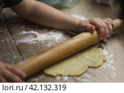 Ребенок готовит тесто для печенья. Стоковое фото, фотограф Евгения Колодкина / Фотобанк Лори