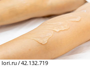 Cosmetologist applies gel to woman's legs for laser hair removal. Beautician doing laser rejuvenation in a beauty salon. Removing unwanted body hair. High quality photo. Стоковое фото, фотограф Ирина Михайличенко / Фотобанк Лори
