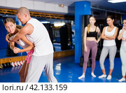 Woman training elbow strike. Стоковое фото, фотограф Яков Филимонов / Фотобанк Лори