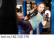Blonde woman punchbag in gym. Стоковое фото, фотограф Яков Филимонов / Фотобанк Лори