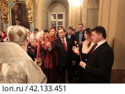 Пасха 2018 года в Успенском храме Новодевичьего монастыря, Москва. Митрополит Ювеналий раздаёт благодатный огонь. Редакционное фото, фотограф Дмитрий Неумоин / Фотобанк Лори