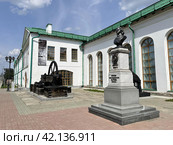 Памятник Петру 1 перед музеем архитектуры и дизайна в Екатеринбурге (2021 год). Редакционное фото, фотограф Овчинникова Ирина / Фотобанк Лори