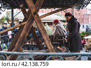Moscow seasons. A traditional craft. Blacksmith's work with metal. Russian traditions. Hammer and anvil. Moscow. Russia (2023 год). Редакционное фото, фотограф Photojuli / Фотобанк Лори