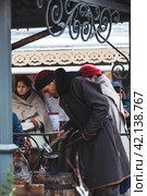 Moscow seasons. A traditional craft. Blacksmith's work with metal. Russian traditions. Hammer and anvil. Moscow. Russia (2023 год). Редакционное фото, фотограф Photojuli / Фотобанк Лори