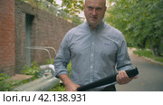Hooligan clapping a hand with a baseball bat. Стоковое видео, видеограф Chudakov_Ivan / Фотобанк Лори