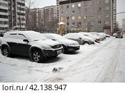 Зимняя заснеженная парковка во дворе жилого городского микрорайона. Редакционное фото, фотограф Сергеев Валерий / Фотобанк Лори