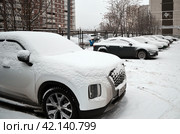 Зимняя заснеженная парковка во дворе жилого городского микрорайона. Редакционное фото, фотограф Сергеев Валерий / Фотобанк Лори