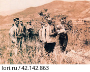 Раненые русские солдаты, взятые в плен, под охраной японцев. 1905 год. Редакционное фото, фотограф Сергей Елизарьев / Фотобанк Лори
