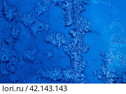 Узоры мороза на стекле в зимний холодный день (синий фон) Стоковое фото, фотограф E. O. / Фотобанк Лори