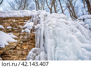 Заледеневший водопад на каменной подпорке склона. Стоковое фото, фотограф Илья Старков / Фотобанк Лори
