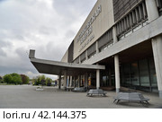 Moscow, Russia, May 17, 2022: New Tretyakov Gallery is second building of Tretyakov Gallery on Krymsky Val in Muzeon park. Редакционное фото, фотограф Алексей Антипов / Фотобанк Лори