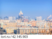 Смотровая площадка Воробьевы Горы, Лужники, МИД, канатная дорога, РАН, Москва (2024 год). Стоковое фото, фотограф Baturina Yuliya / Фотобанк Лори
