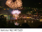 Гейдельберг, Германия. Фейерверк на мосту Карла Теодора через реку Неккар и ночной вид на старый город (2013 год). Редакционное фото, фотограф Михаил Марковский / Фотобанк Лори