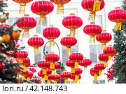 Chinese red Christmas lanterns on Tverskaya Street in Moscow. Close-up. The first ever meeting of the Chinese New Year 2024 in Moscow. Стоковое фото, фотограф Photojuli / Фотобанк Лори