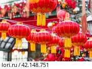 Chinese red Christmas lanterns on Tverskaya Street in Moscow. Close-up. The first ever meeting of the Chinese New Year 2024 in Moscow. Стоковое фото, фотограф Photojuli / Фотобанк Лори