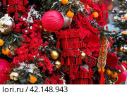 Chinese red Christmas lanterns on Tverskaya Street in Moscow. Close-up. The first ever meeting of the Chinese New Year 2024 in Moscow. Стоковое фото, фотограф Photojuli / Фотобанк Лори