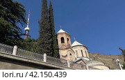 The Temple of David and the Tbilisi TV tower on Mtsatminda mountain against the blue sky. . Tbilisi. Georgia. 03.09.23. (2023 год). Редакционное фото, фотограф Ярославский Максим / Фотобанк Лори