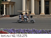 Прогулка на веломобиле в парке ВДНХ. Останкинский район. Город Москва (2014 год). Редакционное фото, фотограф lana1501 / Фотобанк Лори