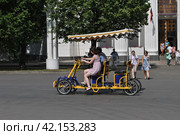 Прогулка на веломобиле в парке ВДНХ. Останкинский район. Город Москва (2014 год). Редакционное фото, фотограф lana1501 / Фотобанк Лори