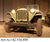 ГАЗ-67Б - советский военный полноприводный легковой автомобиль с упрощённым открытым кузовом, имевшим вырезы вместо дверей. На завершающей стадии Великой Отечественной войны и позже Корейской войны широко использовался как штабной и разведывательный автомобиль, перевозчик пехоты и раненых, а также как лёгкий артиллерийский тягач. Музей автомобильной техники. Верхняя Пышма, Россия (2020 год). Редакционное фото, фотограф Сергей Елизарьев / Фотобанк Лори