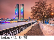 Небоскребы Москва-Сити и мост Багратион, Москва-река, Москва (2024 год). Стоковое фото, фотограф Baturina Yuliya / Фотобанк Лори
