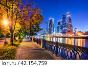 Небоскребы Москва-Сити и мост Багратион, Москва-река, Москва (2017 год). Стоковое фото, фотограф Baturina Yuliya / Фотобанк Лори