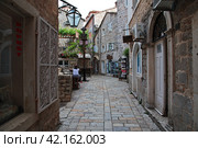 Budva, Montenegro - 06 May 018: The vintage street in Budva, Montenegro (2018 год). Редакционное фото, фотограф Сергей Стрелков / Фотобанк Лори