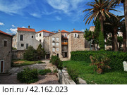 Budva, Montenegro - 06 May 018: The ancient city of Budva, Montenegro (2018 год). Редакционное фото, фотограф Сергей Стрелков / Фотобанк Лори