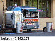 BELARUS, NOVOPOLOTSK - MAY 28, 2020: Stalls with street food. Редакционное фото, фотограф Аксенова Вера / Фотобанк Лори