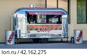 BELARUS, NOVOPOLOTSK - MAY 28, 2020: Stalls with street food. Редакционное фото, фотограф Аксенова Вера / Фотобанк Лори
