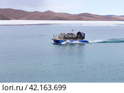 Hovercraft transports tourists along Lake Baikal in the spring. Стоковое фото, фотограф Виктория Тельминова / Фотобанк Лори