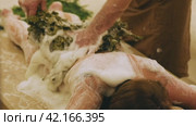 A male bathhouse attendant conducts a foam procedure in the hammam to a woman. Стоковое видео, видеограф Юрий Поздников / Фотобанк Лори