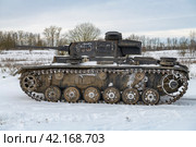 Немецкий средний танк Pz.Kpfw. III облачным февральским днем. Вид сбоку. Военно-патриотический парк "Стальной десант". Красное Село (2023 год). Редакционное фото, фотограф Виктор Карасев / Фотобанк Лори